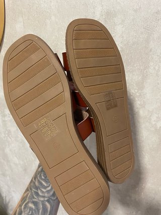 Sandalias planas marrones