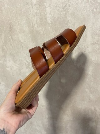 Sandalias planas marrones