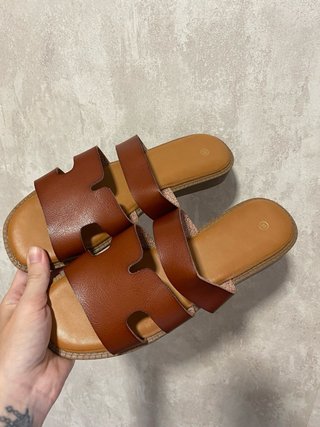 Sandalias planas marrones