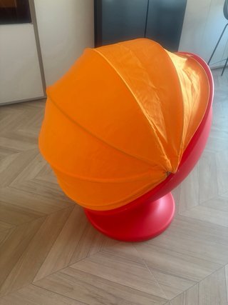Sillón giratorio infantil rojo