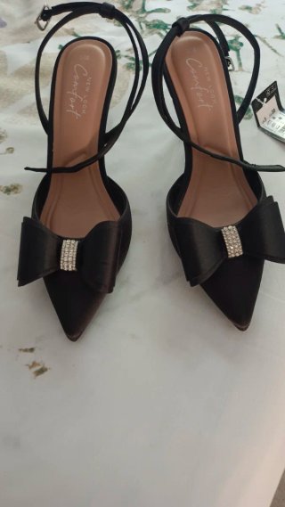 Zapatos de tacón negros con lazo