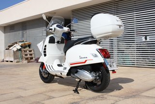 Vespa GTS 300 Super Blanca 2023