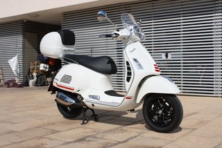 Vespa GTS 300 Super Blanca 2023
