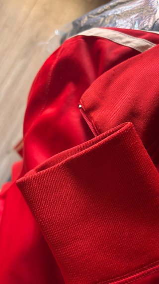 Chaqueta deportiva Bershka roja