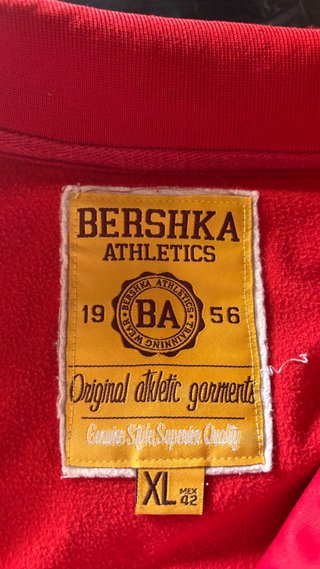 Chaqueta deportiva Bershka roja