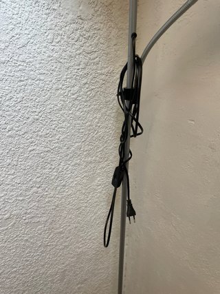 Lámpara de pie gris y blanca