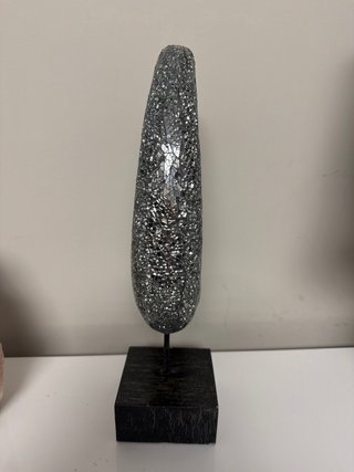 Figura decorativa ovalada plateada