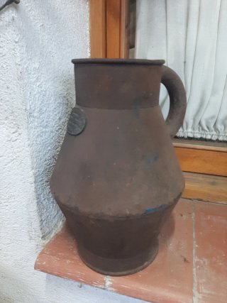 Medidor de hierro antiguo San Sadurni