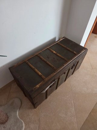 Baúl antiguo de madera y metal