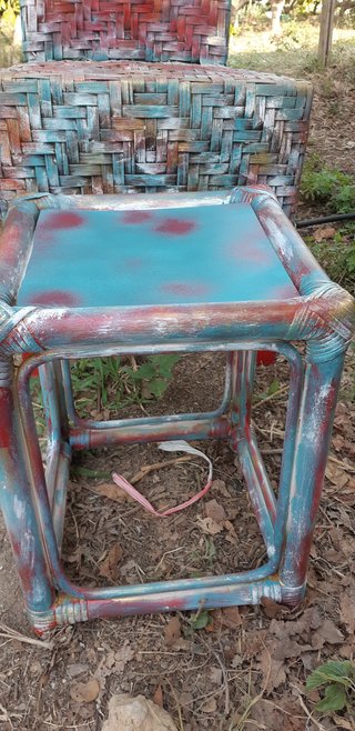 Sillón de mimbre con reposapiés.