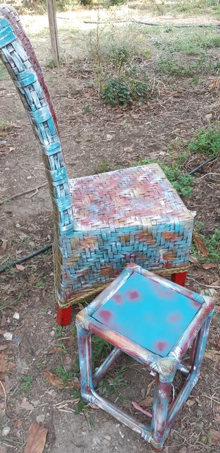 Sillón de mimbre con reposapiés.