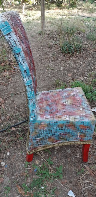Sillón de mimbre con reposapiés.