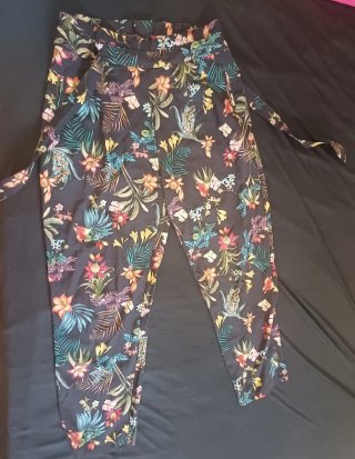 Pantalón estampado floral Stradivarius T.42