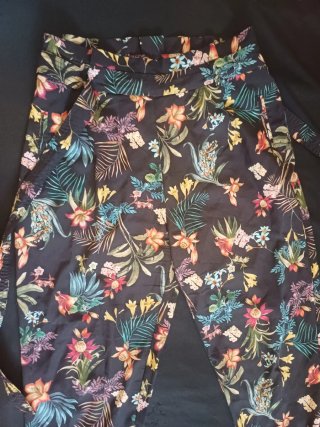 Pantalón estampado floral Stradivarius T.42