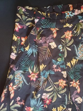 Pantalón estampado floral Stradivarius T.42