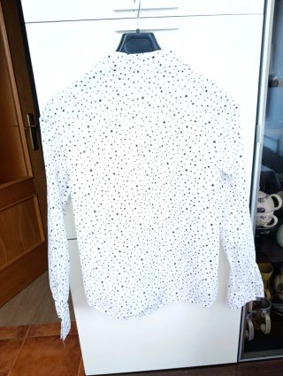 Camisa blanca con estrellas negras