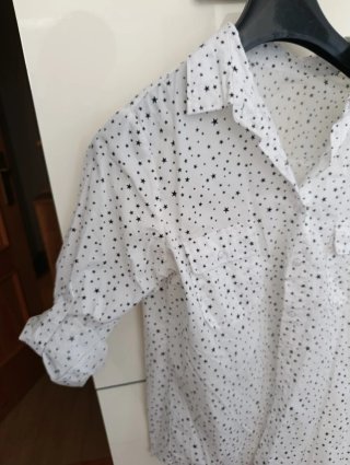 Camisa blanca con estrellas negras