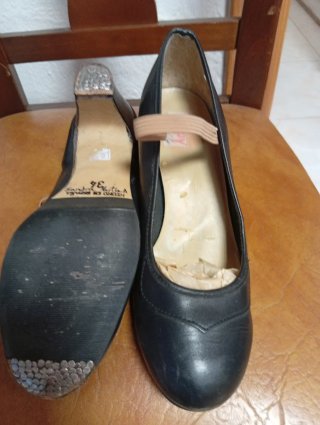 Zapatos de tacón negros con adornos plateados