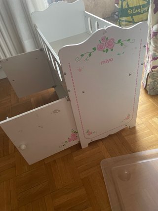 Cuna de juguete blanca con puertas