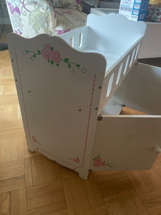 Cuna de juguete blanca con puertas