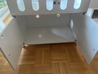 Cuna de juguete blanca con puertas