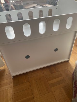 Cuna de juguete blanca con puertas