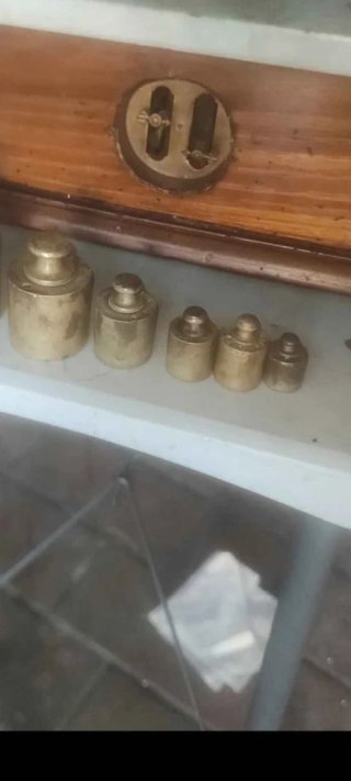 Balanza antigua bronce, madera y mármol