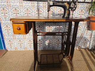 Máquina de coser SINGER antigua
