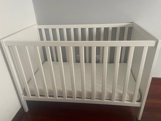 Cuna blanca con colchón y funda