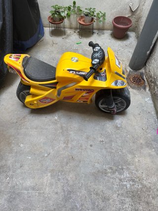 Moto de plástico para niños amarilla