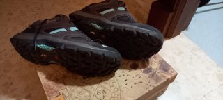 Zapatillas de trekking negras y grises