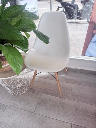 Regalo  4 sillas blancas patas madera