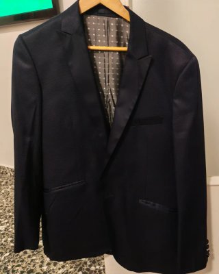 Traje de hombre azul y plateado