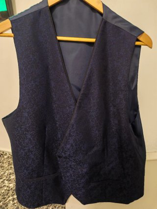 Traje de hombre azul y plateado