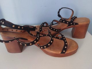 Sandalias negras con tachuelas doradas