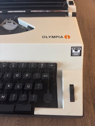 Máquina de escribir Olympia Alphamatica 33