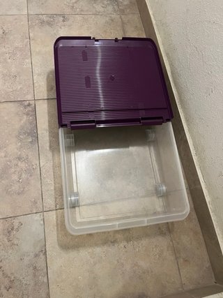 Caja de almacenaje con ruedas morada