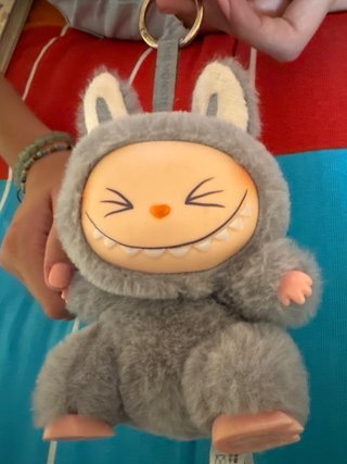 Labubu peluche gris con capucha de orejas