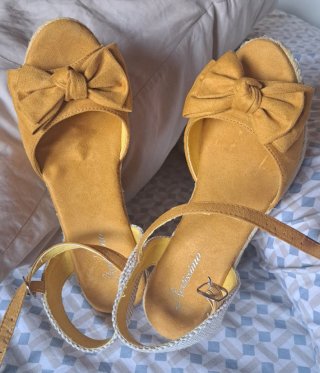 Cuñas color mostaza con lazo talla 40