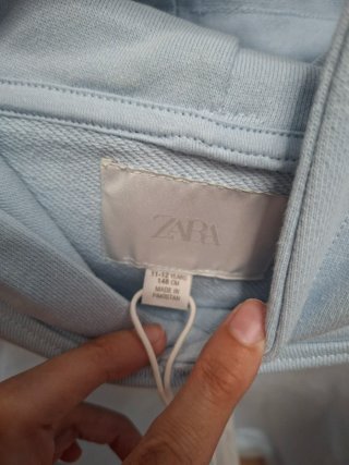 Sudadera Zara Azul con Estampado de Cerezas