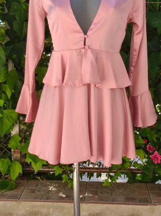 Vestido corto rosa con volantes