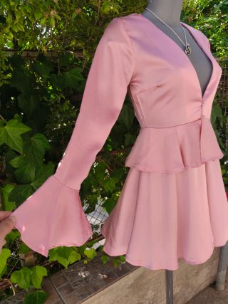Vestido corto rosa con volantes