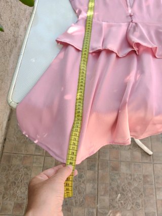 Vestido corto rosa con volantes