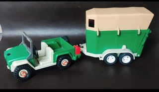 Playmobil Jeep con remolque para caballos.