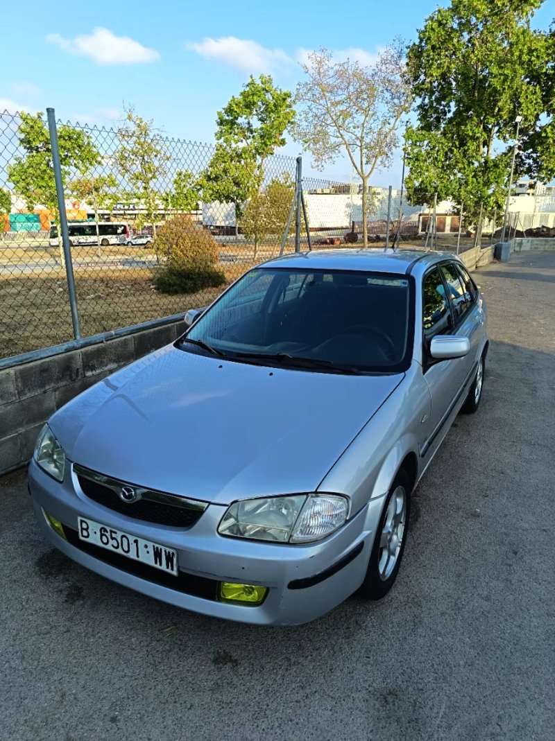 Mazda 323 2000 - foto 1