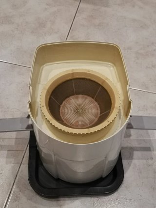 Licuadora blanca con tapa gris