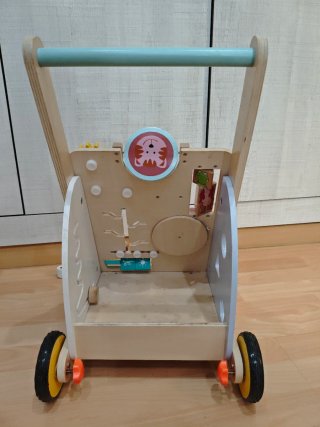 Andador de madera para bebé