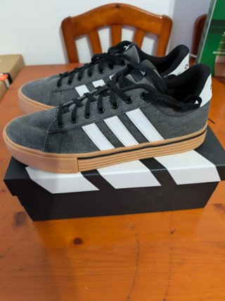 Zapatillas Adidas Gris y Blanco