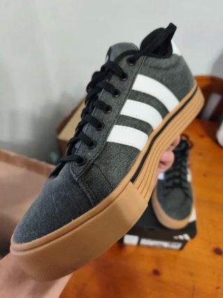 Zapatillas Adidas Gris y Blanco