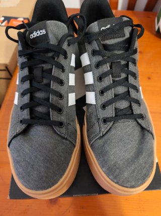 Zapatillas Adidas Gris y Blanco